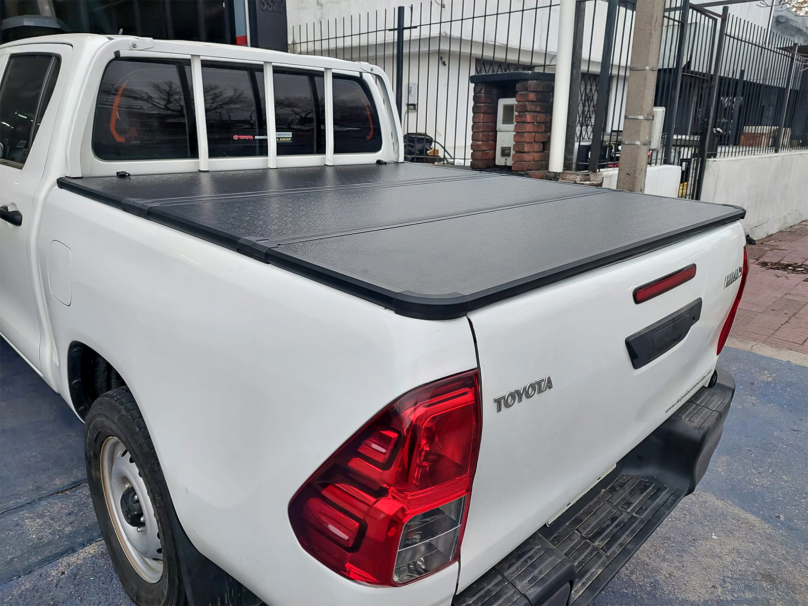 Tapa Rígida Spaco Trifold Toyota Hilux DC Con Reja 2005 ProtecCar