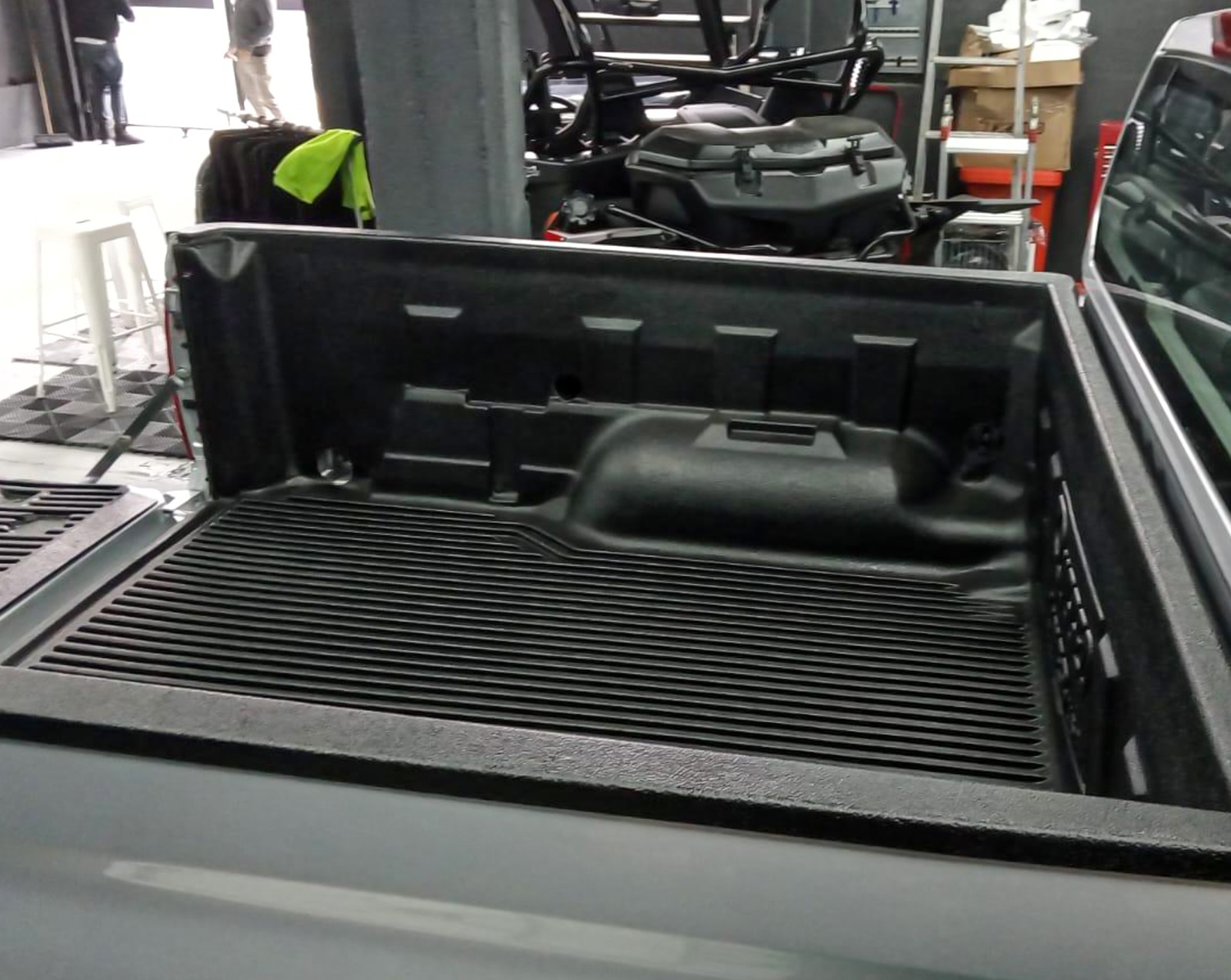 Cubre Caja Con Bordes Rugged Liner Polietileno Negro Peugeot Landtrek Cabina Doble 2021+