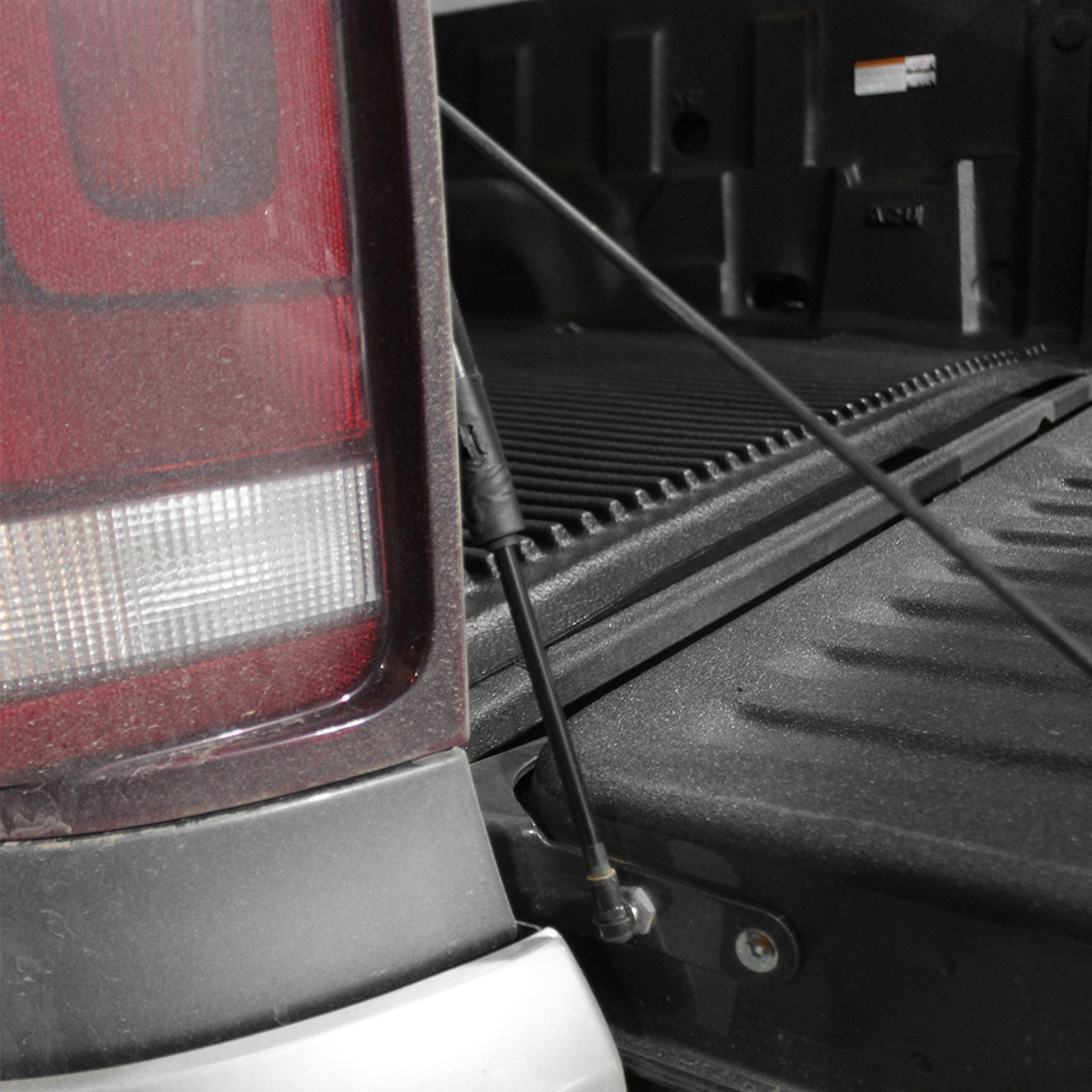 Amortiguador Portón Trasero Spaco Toyota Hilux 2016+ - Image 4