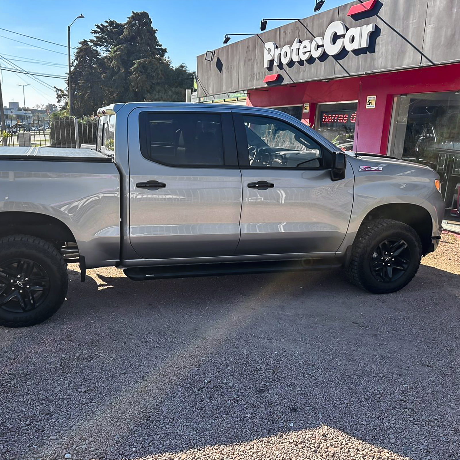 Estribos Keko My Trip Aluminio Negro Chevrolet Silverado 20+ - Image 4
