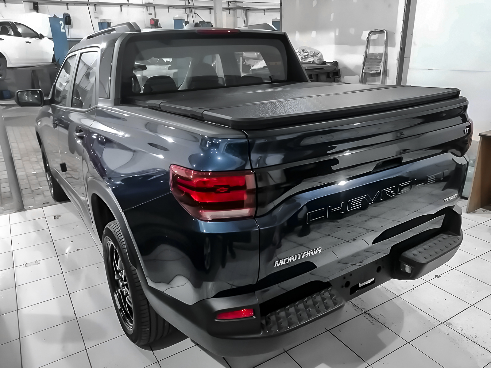 Tapa Rígida Trifold Spaco Chevrolet Montana 2023+ DC Negro - Image 4